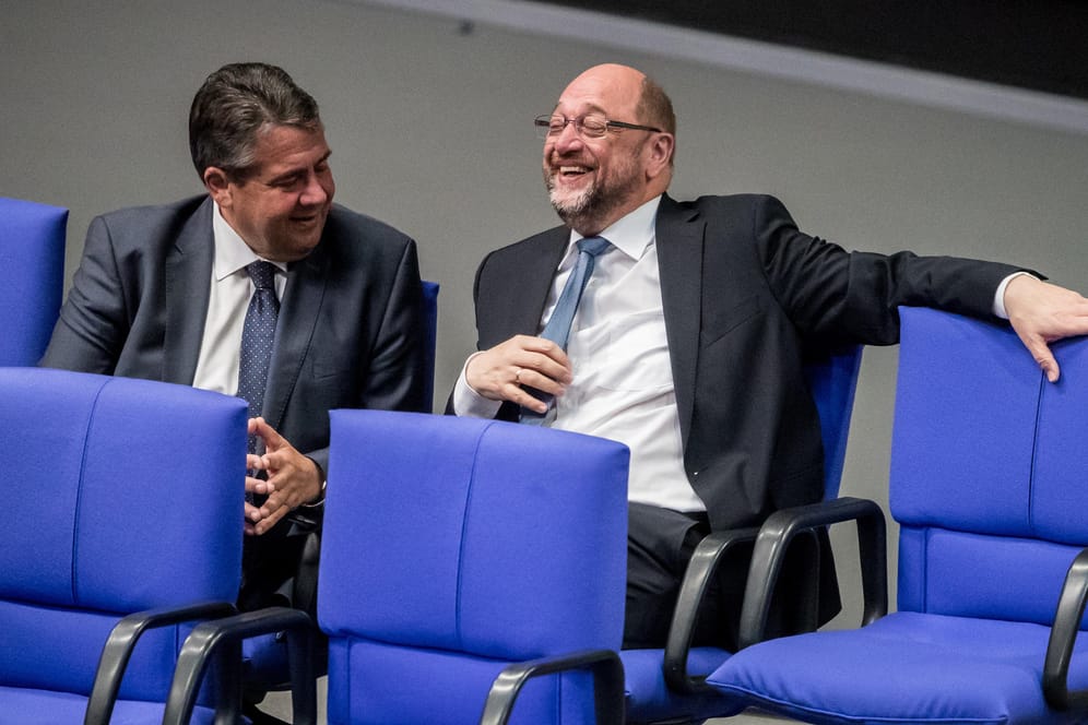 Können noch lachen: SPD-Parteichef Martin Schulz und Außenminister Sigmar Gabriel im Bundestag.