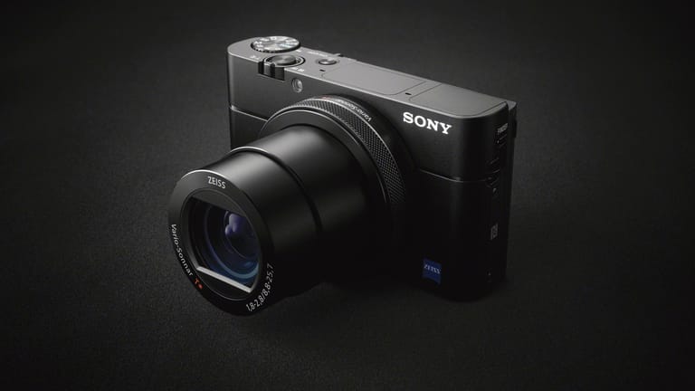 Aufnahmen in 4K-Qualität, einen schnellen reagierenden Autofokus und 20 Megapixel bietet Sonys RX100 V.