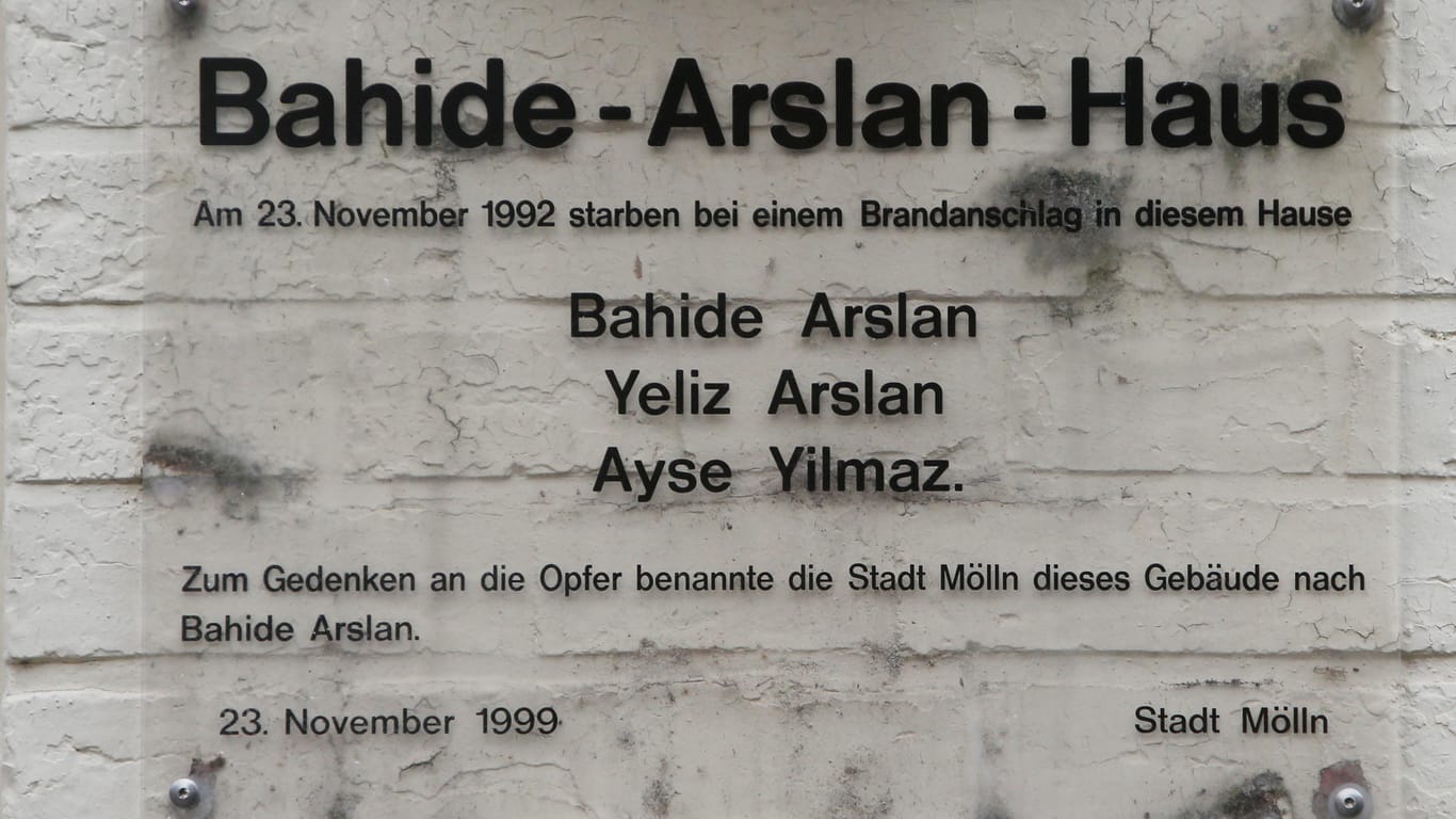 Das Gedenkschild des "Bahide-Arslan-Haus". Mit einer Gedenkfeier will die Stadt Mölln an die Opfer der rechtsextremen Brandanschläge vor 25 Jahren erinnern.