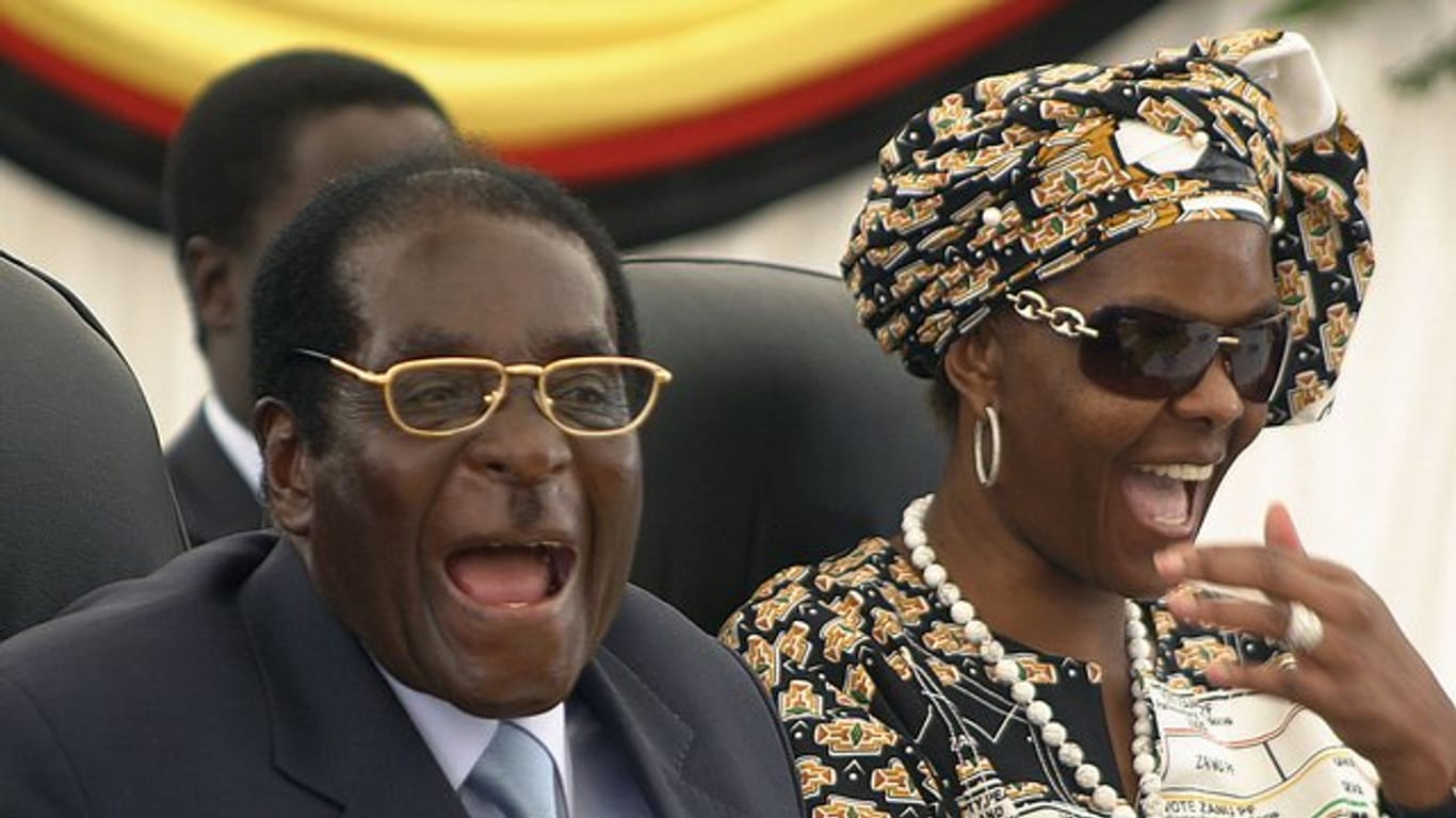 Robert Mugabe und seine Frau Grace in Harare: Der 93-jährige Mugabe war unter erheblichem Druck nach 37 Jahren Herrschaft zurückgetreten.