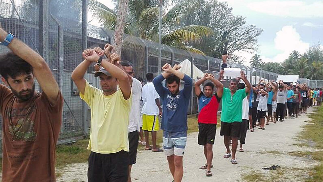 Protestierende Flüchtlinge in einem Lager auf der Insel Manus.