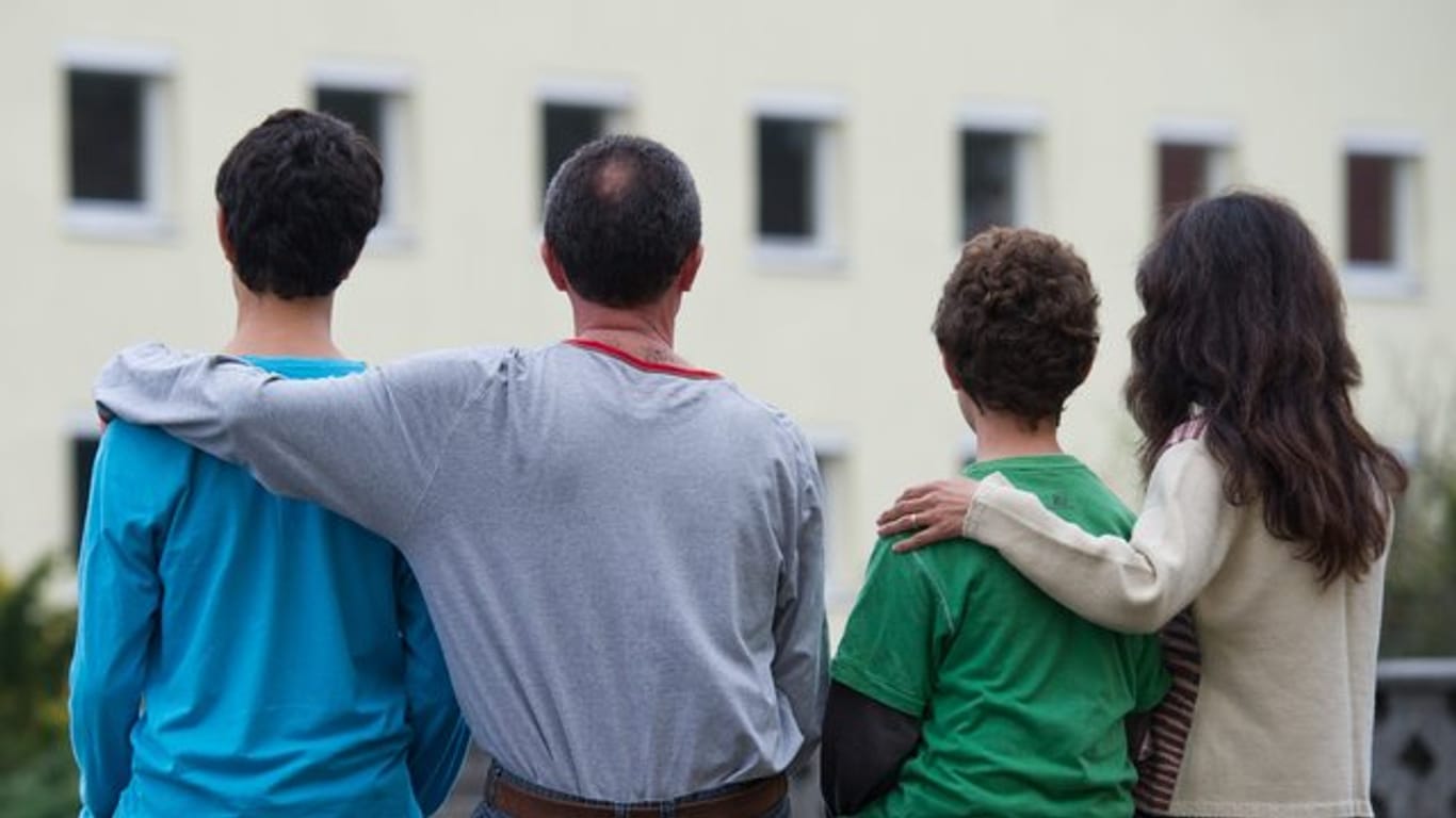 Eine Flüchtlingsfamilie vor einem Asylwohnheim des Landes Brandenburg.