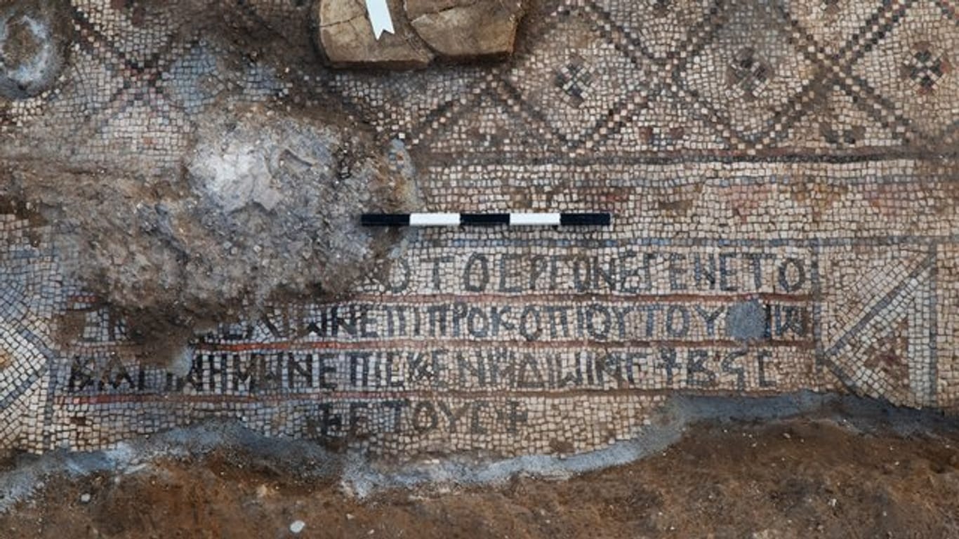 Der Mosaikboden, den ein deutsch-israelisches Forscherteam in der israelischen Küstenstadt Aschdod entdeckt hat.