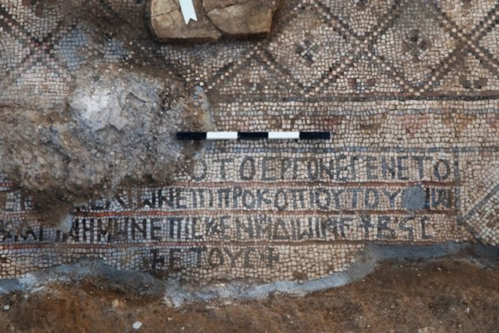 Der Mosaikboden, den ein deutsch-israelisches Forscherteam in der israelischen Küstenstadt Aschdod entdeckt hat.