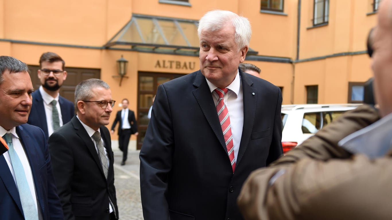 Ernste Miene: CSU-Chef Horst Seehofer trifft zur Sondersitzung der Landtagsfraktion seiner Partei in München ein.