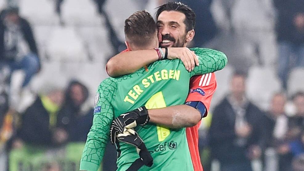 Lob vom Größten: Buffon (r.) umarmt ter Stegen nach der Partie.