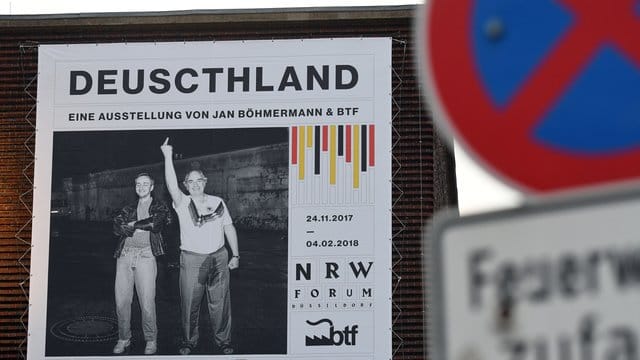 Ein Banner wirbt für die Austellung "Deuscthland".