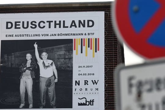 Ein Banner wirbt für die Austellung "Deuscthland".
