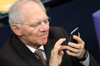 Wolfgang Schäuble schaut auf sein Telefon: Seine Ermahnung gegen das Twittern im Bundestag stößt auf Kritik und Spott.