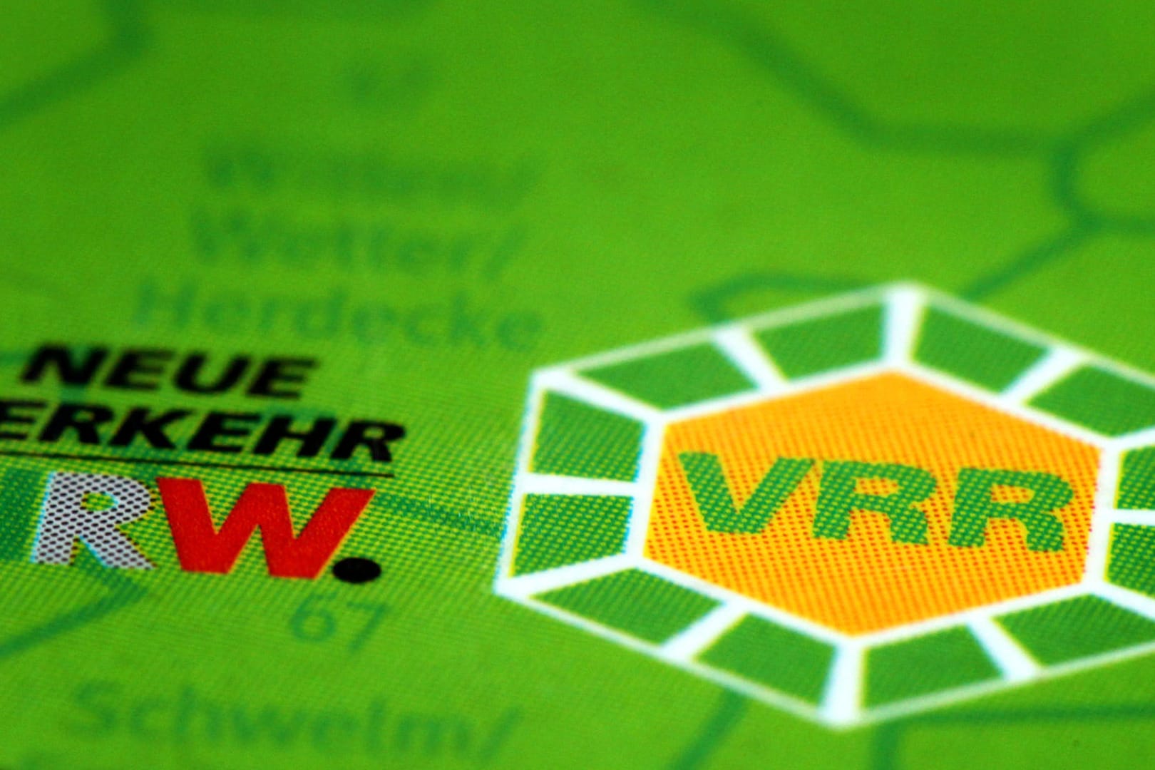Auf einem Düsseldorfer Ticket steht das Logo des Verkehrsverbundes VRR.
