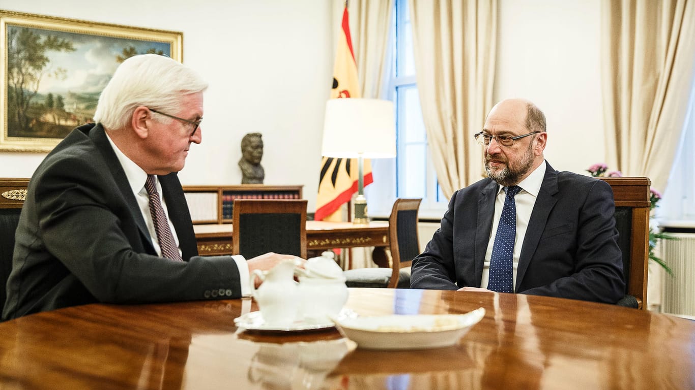 Ernste Mienen in Bellevue: Frank-Walter Steinmeier und Martin Schulz beraten die Lage.