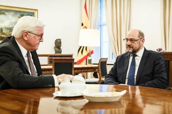 Ernste Mienen in Bellevue: Frank-Walter Steinmeier und Martin Schulz beraten die Lage.