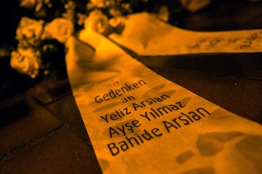 Vor 25 Jahren kamen bei Brandanschlägen in der Kleinstadt Mölln drei Menschen ums Leben.