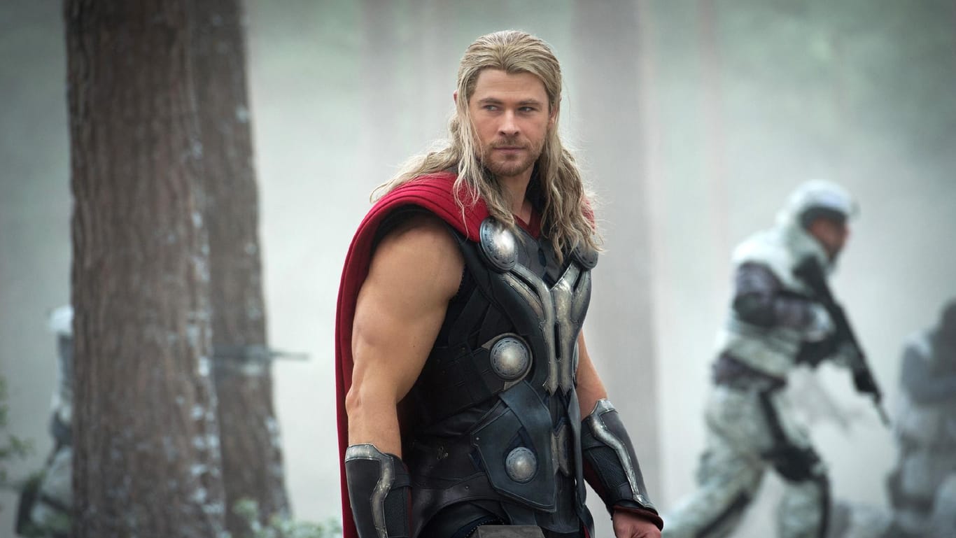 Thor (Chris Hemsworth) lässt Frauenherzen höherschlagen und schwingt dabei seinen Hammer.