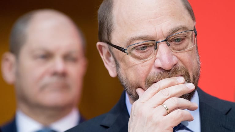 SPD-Chef Martin Schulz und Hamburgs Erster Bürgermeister Olaf Scholz: auch nach stundenlangen Gesprächen hat sich die SPD nicht auf einen klaren Kurs in der Regierungskrise geeinigt.