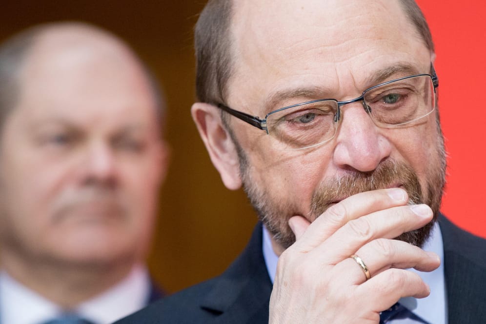 SPD-Chef Martin Schulz und Hamburgs Erster Bürgermeister Olaf Scholz: auch nach stundenlangen Gesprächen hat sich die SPD nicht auf einen klaren Kurs in der Regierungskrise geeinigt.