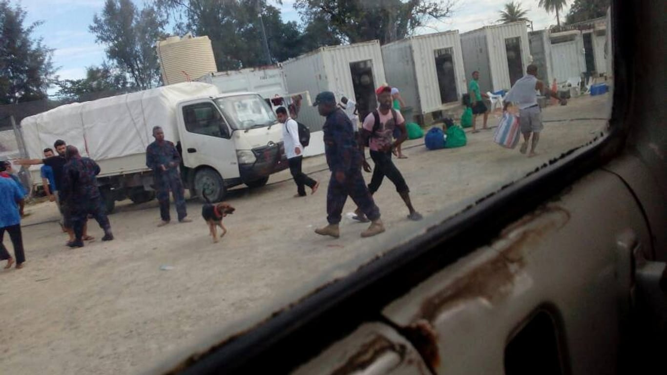 Viele Flüchtlinge auf Manus weigerten sich, das Camp zu verlassen und wurden von der Polizei zwangsgeräumt.