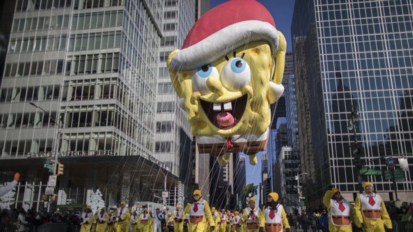 SpongeBob schwebt durch die Straßen von New York.
