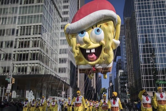 SpongeBob schwebt durch die Straßen von New York.