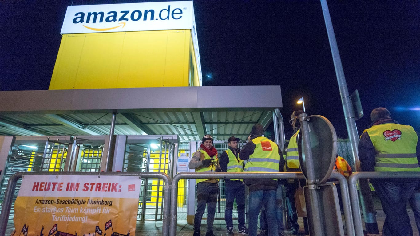 Streikende Amazon-Mitarbeiter vor einem Gebäude des Online-Händlers.