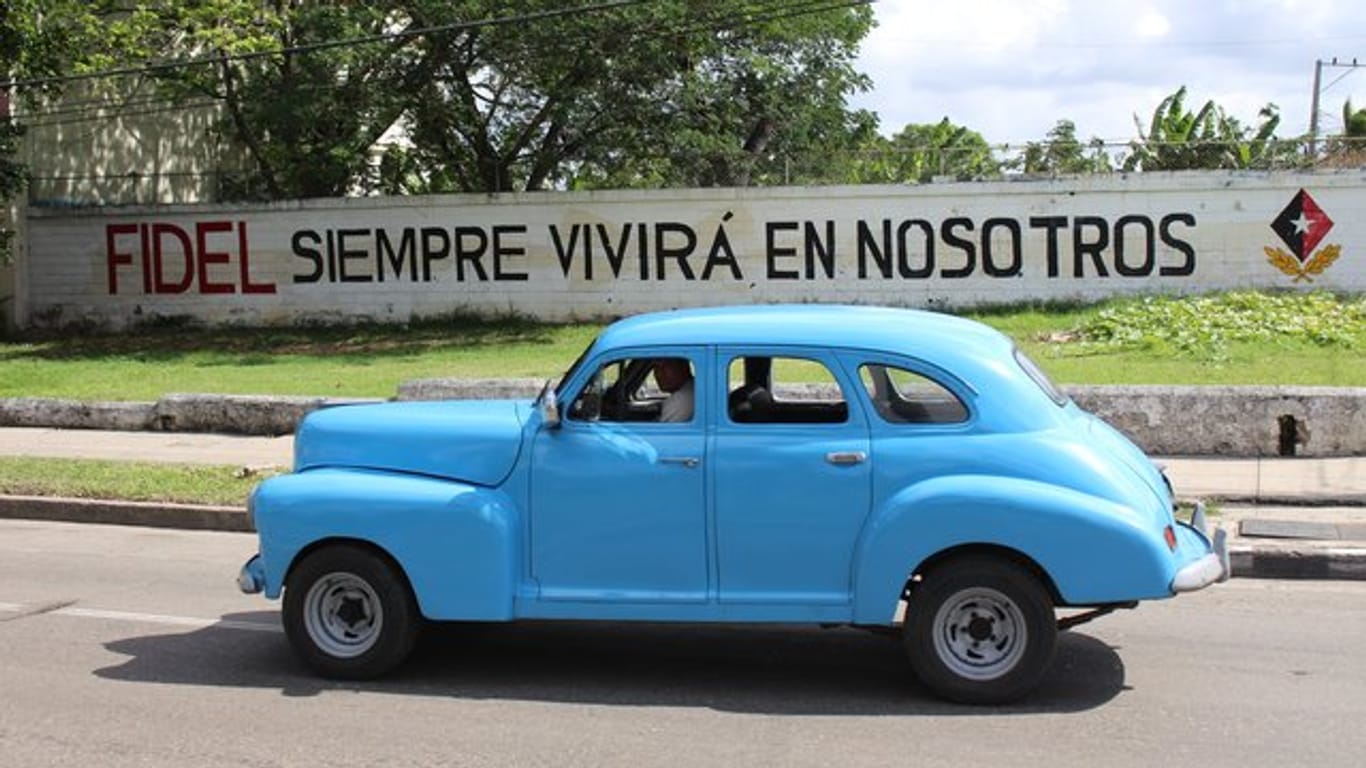 "Fidel wird immer in uns weiterleben" steht auf Spanisch auf einer Wand in Havanna geschrieben.