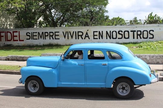 "Fidel wird immer in uns weiterleben" steht auf Spanisch auf einer Wand in Havanna geschrieben.