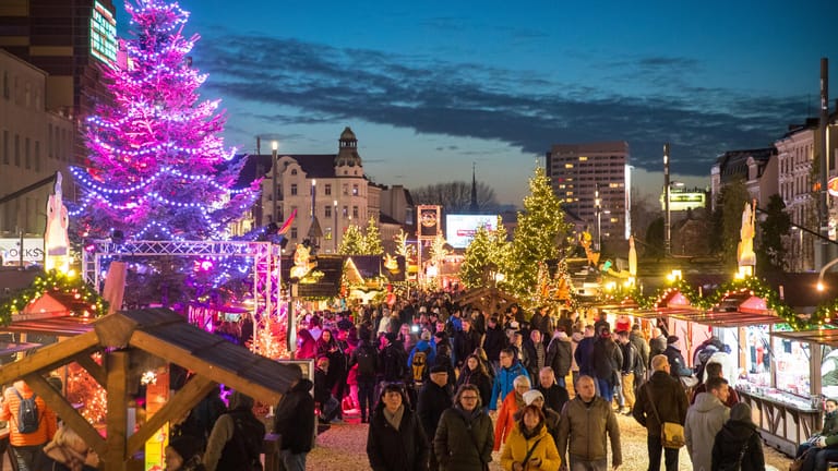 Weihnachtsmarkt in Hamburg: Weihnachtsmärkte sollen auch weiterhin Weihnachtsmärkte genannt werden dürfen, findet t-online.de-Kolumnistin Lamya Kaddor.