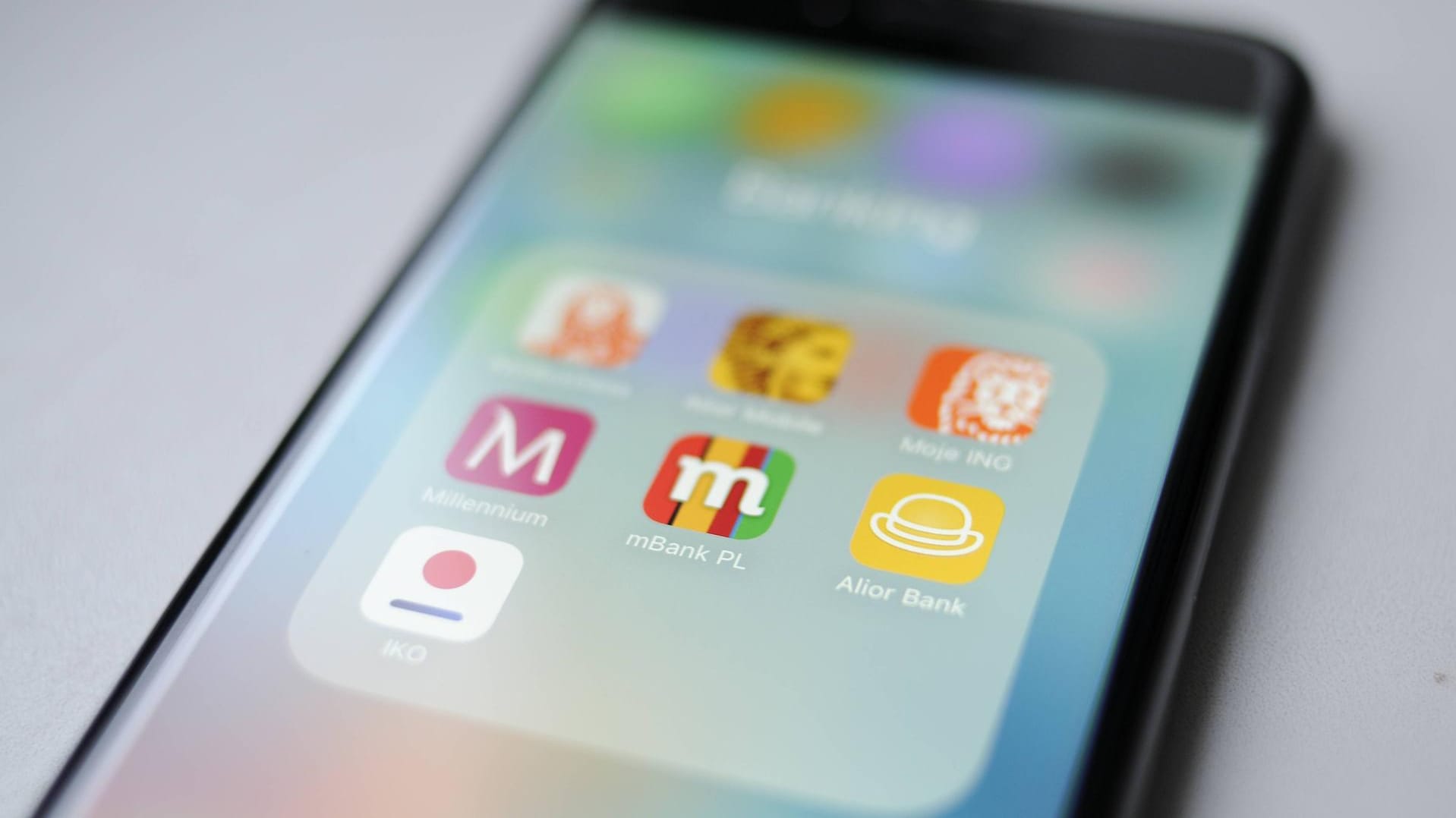 Ein Smartphone-Display zeigt die Logos verschiedener Banking-Apps.