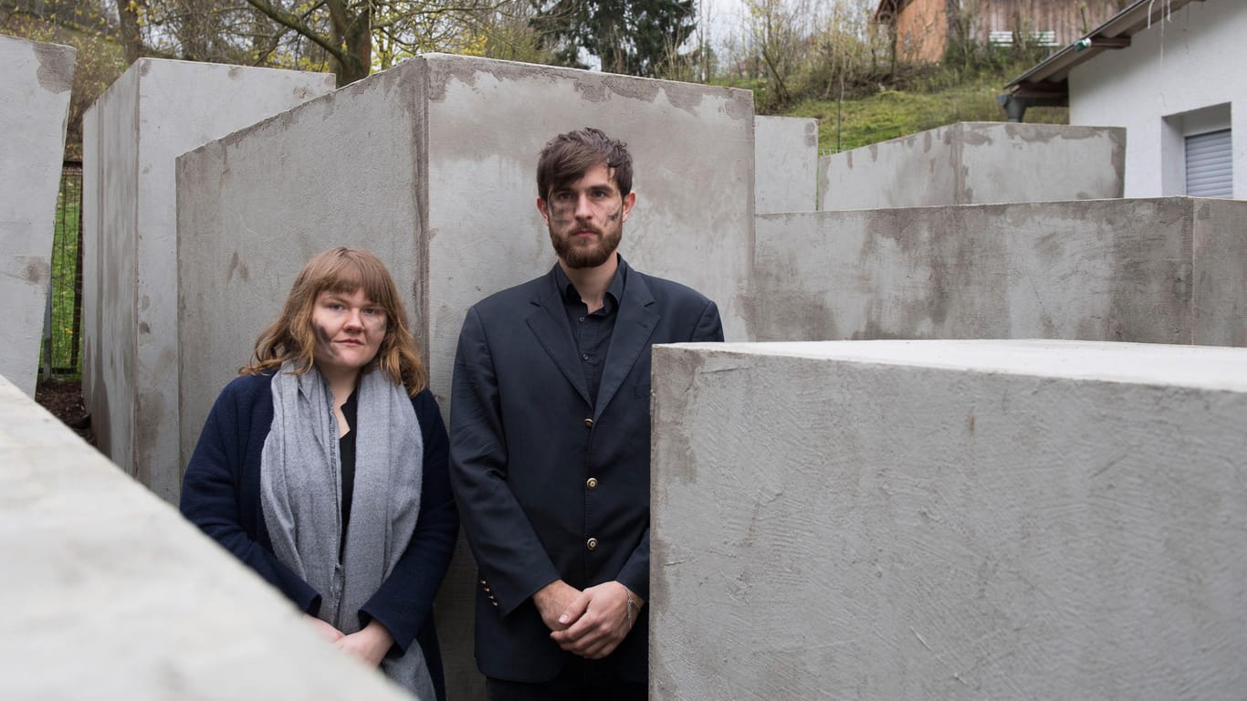 Morius Enden und Jenni Moli, Mitglieder des Künstlerkollektivs Zentrum für Politische Schönheit stehen zwischen Stelen im nachgebauten Holocaust-Denkmal