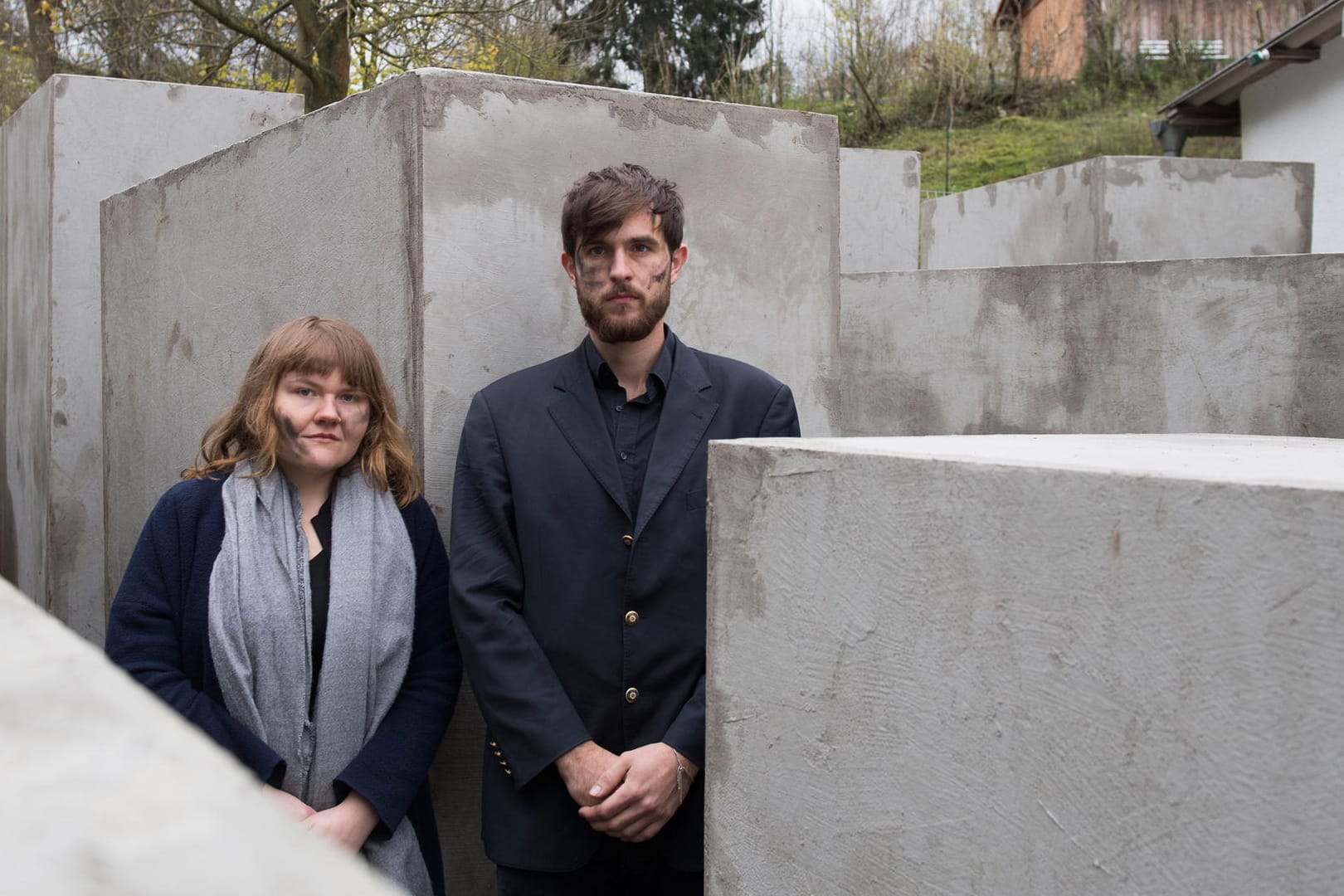 Morius Enden und Jenni Moli, Mitglieder des Künstlerkollektivs Zentrum für Politische Schönheit stehen zwischen Stelen im nachgebauten Holocaust-Denkmal