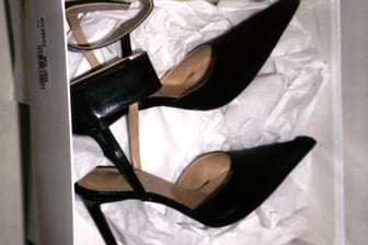 Schwarze Pumps im Schuhkarton