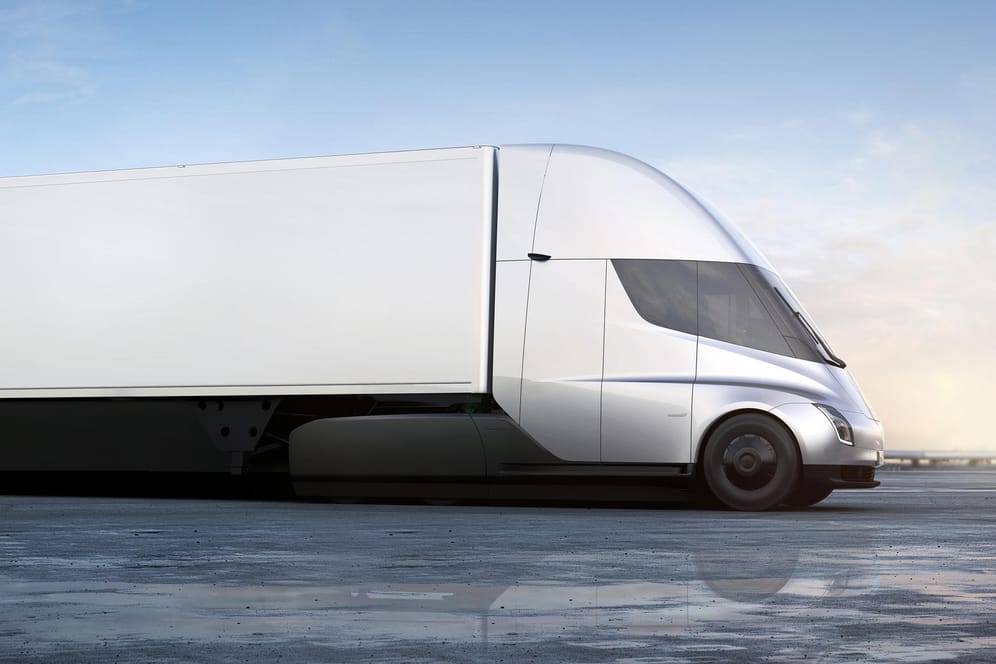 Der Elektro-Autohersteller will jetzt auch das Lastwagen-Geschäft aufmischen – mit seinem Modell Tesla Semi.