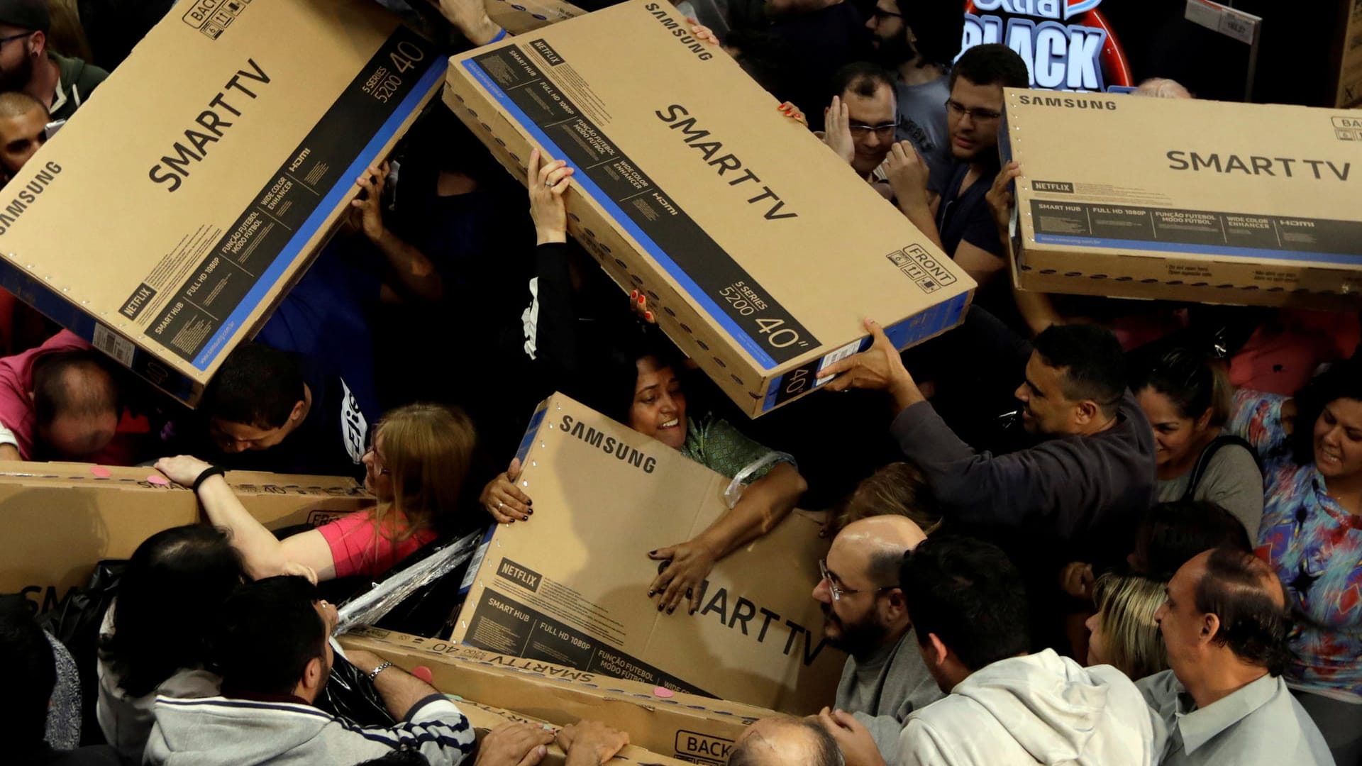 Ein Pulk von Menschen greift nach TV-Geräten im Sonderangebot: So sieht es beim Black Friday in einem Laden in Sao Paulo, Brasilien aus.