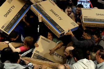 Ein Pulk von Menschen greift nach TV-Geräten im Sonderangebot: So sieht es beim Black Friday in einem Laden in Sao Paulo, Brasilien aus.