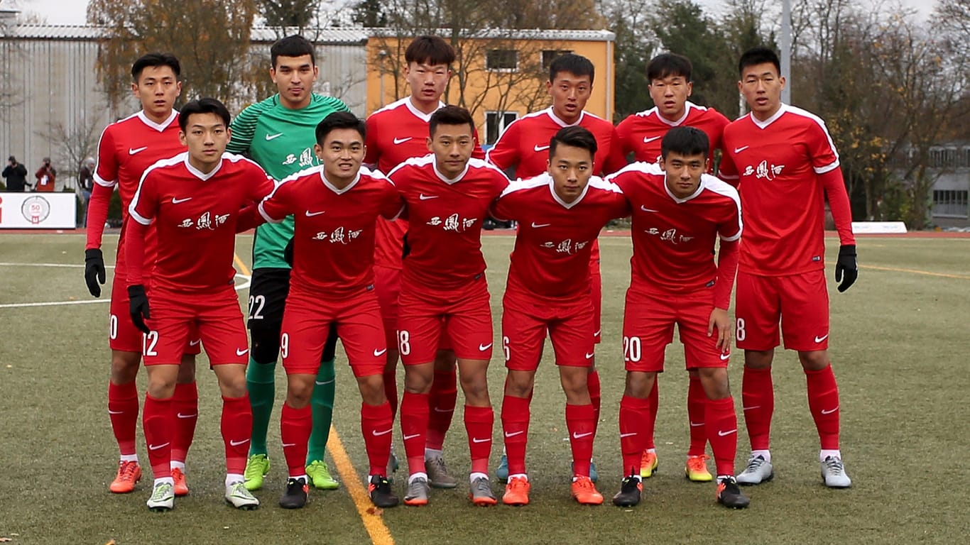Die chinesischen Spieler stehen vor dem Spiel bei Schott Mainz für ein Mannschaftsfoto zusammen.