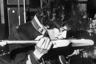 Jimi Hendrix spielt seine Gitarre auch mit der Zunge und den Zähnen.