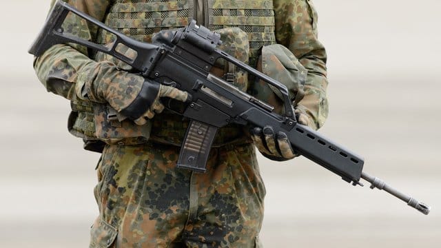 Nach der jahrelangen Affäre um das Sturmgewehr G36 startete die Bundeswehr im April das Vergabeverfahren für ein neues Gewehr. Nach der jahrelangen Affäre um das Sturmgewehr G36 startete die Bundeswehr im April das Vergabeverfahren für ein neues Gewehr.