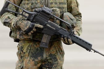 Nach der jahrelangen Affäre um das Sturmgewehr G36 startete die Bundeswehr im April das Vergabeverfahren für ein neues Gewehr.