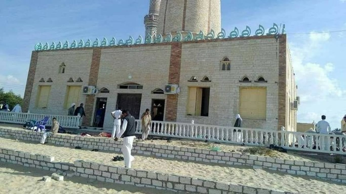 Muslimische Gläubige stehen in Bir al-Abd in der Nähe der Provinzhauptstadt Al-Arisch (Ägypten) vor der al-Rawdah-Moschee, die Ziel eines Anschlags wurde.