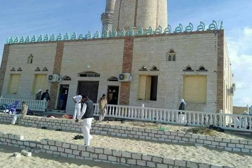 Muslimische Gläubige stehen in Bir al-Abd in der Nähe der Provinzhauptstadt Al-Arisch (Ägypten) vor der al-Rawdah-Moschee, die Ziel eines Anschlags wurde.