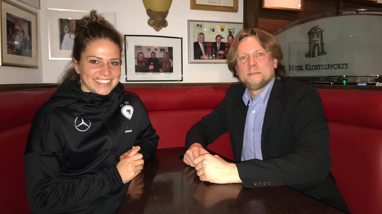 t-online.de-Redakteur Alexander Kohne traf Melanie Leupolz im DFB-Trainingslager in Harsewinkel.