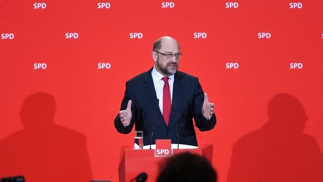 Der SPD-Parteivorsitzende Martin Schulz spricht im Willy-Brandt-Haus zu den Medienvertretern. Der SPD-Parteivorsitzende Martin Schulz spricht im Willy-Brandt-Haus zu den Medienvertretern.