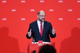 Der SPD-Parteivorsitzende Martin Schulz spricht im Willy-Brandt-Haus zu den Medienvertretern.