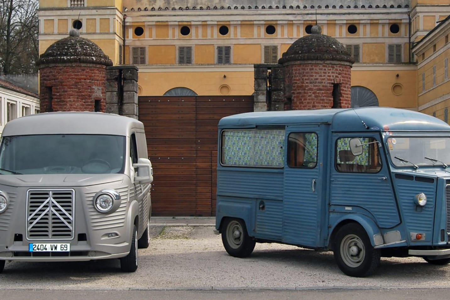 Zwei Citroën Typ H