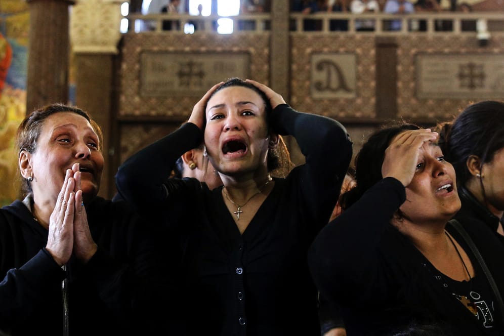 Angehörige betrauern die Toten des verheerenden Anschlags in Ägypten.