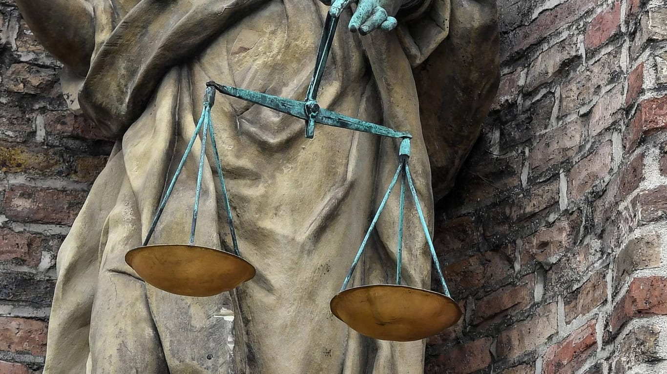 Eine Statue der Justitia: Die Staatsanwaltschaft hat Anklage wegen einer vorgetäuschten Sexualstraftat erhoben.