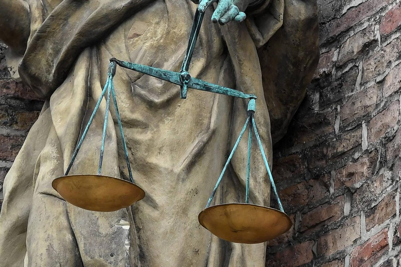 Eine Statue der Justitia: Die Staatsanwaltschaft hat Anklage wegen einer vorgetäuschten Sexualstraftat erhoben.