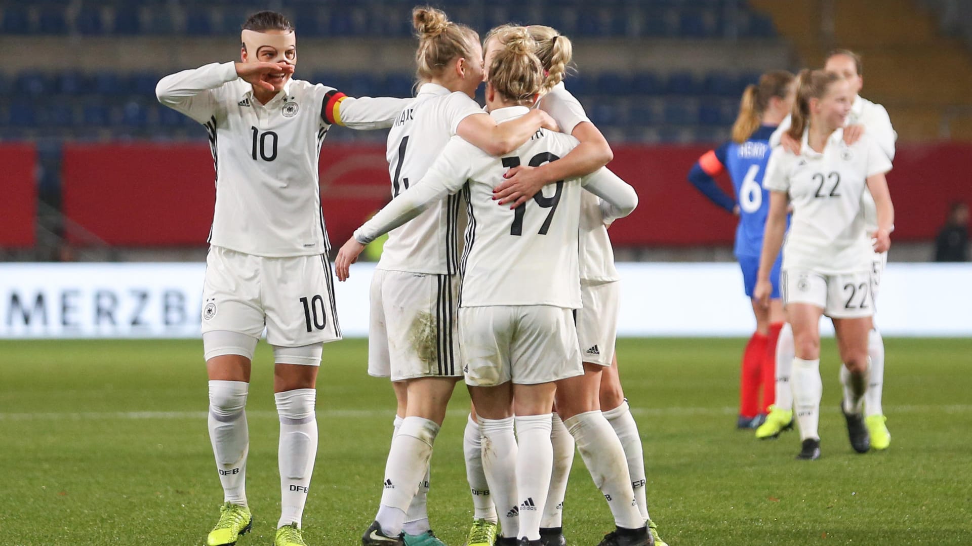 Die deutsche Torschützin Svenja Huth (M) feiert ihren Treffer zum 4:0 mit Dzsenifer Marozsan (l-r), Leonie Maier und Mandy Islacker.