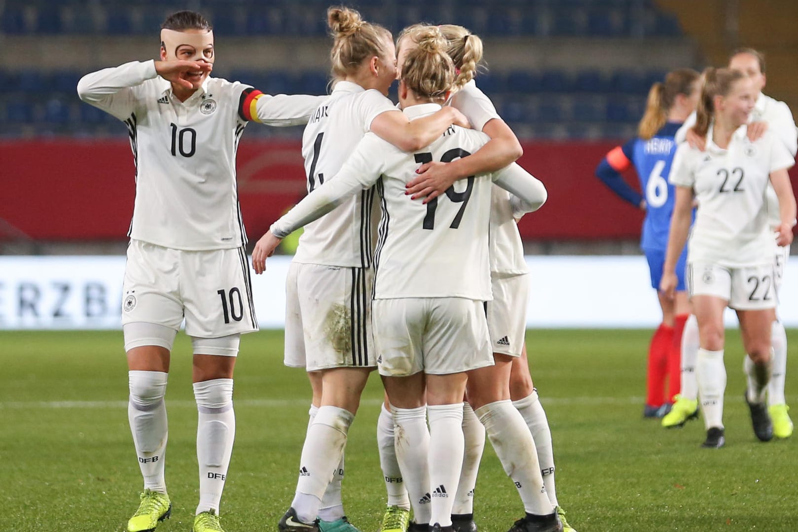 Die deutsche Torschützin Svenja Huth (M) feiert ihren Treffer zum 4:0 mit Dzsenifer Marozsan (l-r), Leonie Maier und Mandy Islacker.