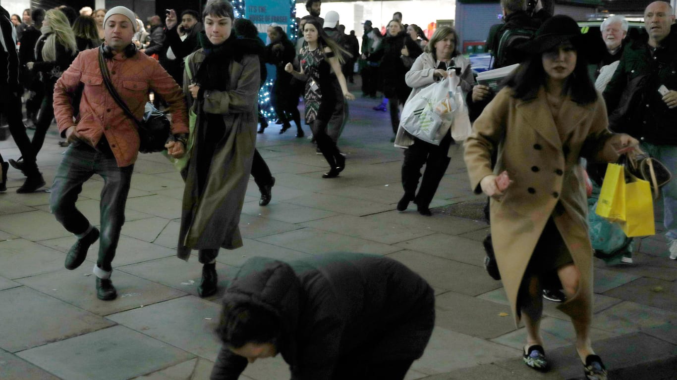 Panik in der Oxford Street: Eine Frau kommt bei der Flucht zu Fall.